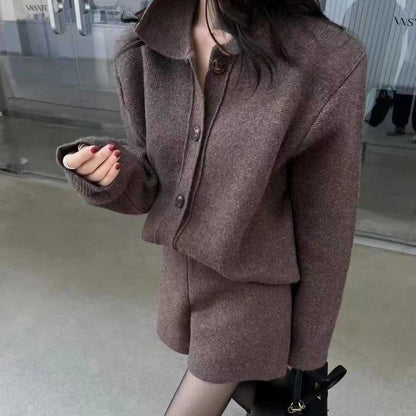 طقم من قطعتين: سترة قصيرة بياقة بولو، جاكيت صوف، وشورت.